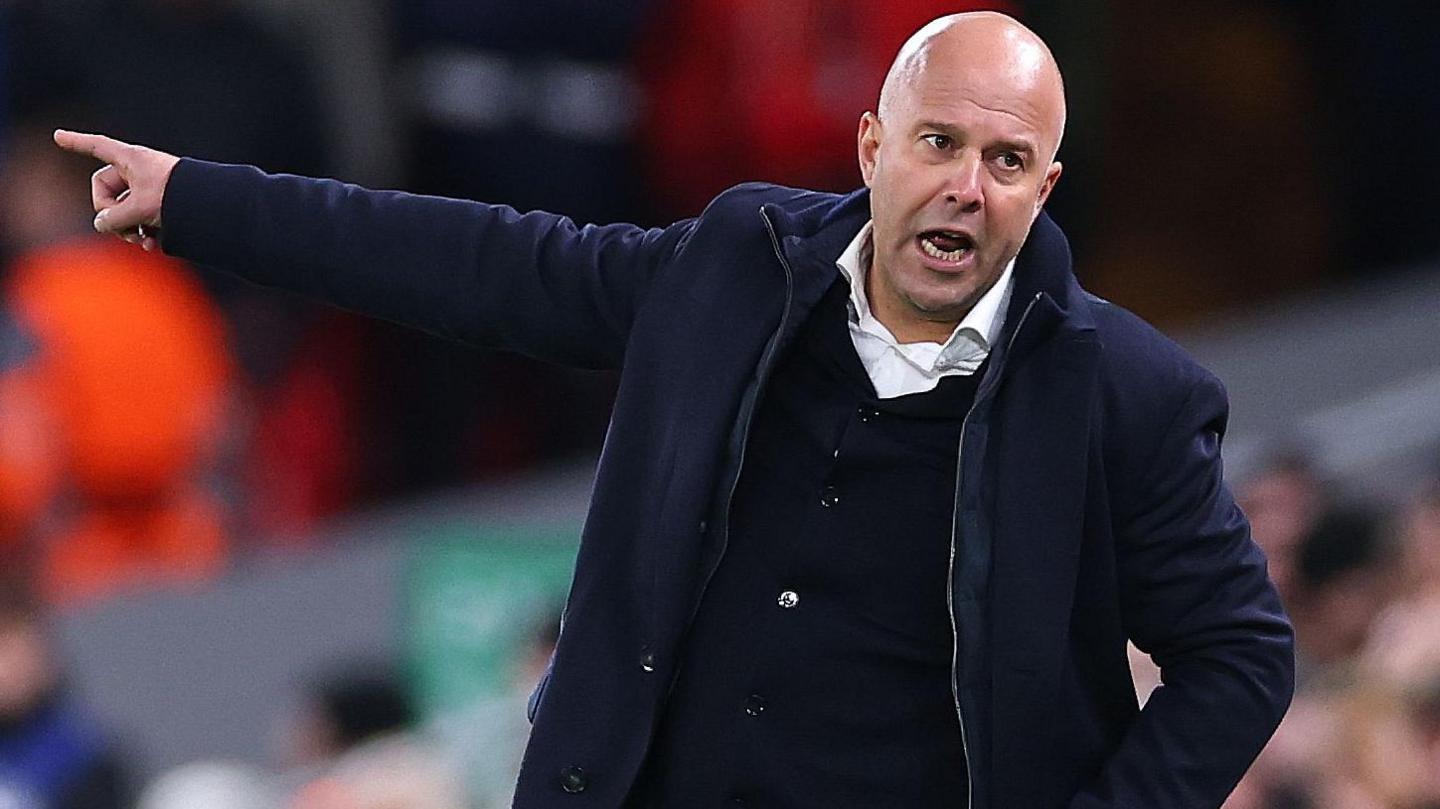 گفتگوهای تکراری در لیورپول؛ آینده آرنه اسلات و نگرانی‌ها درباره صلاح